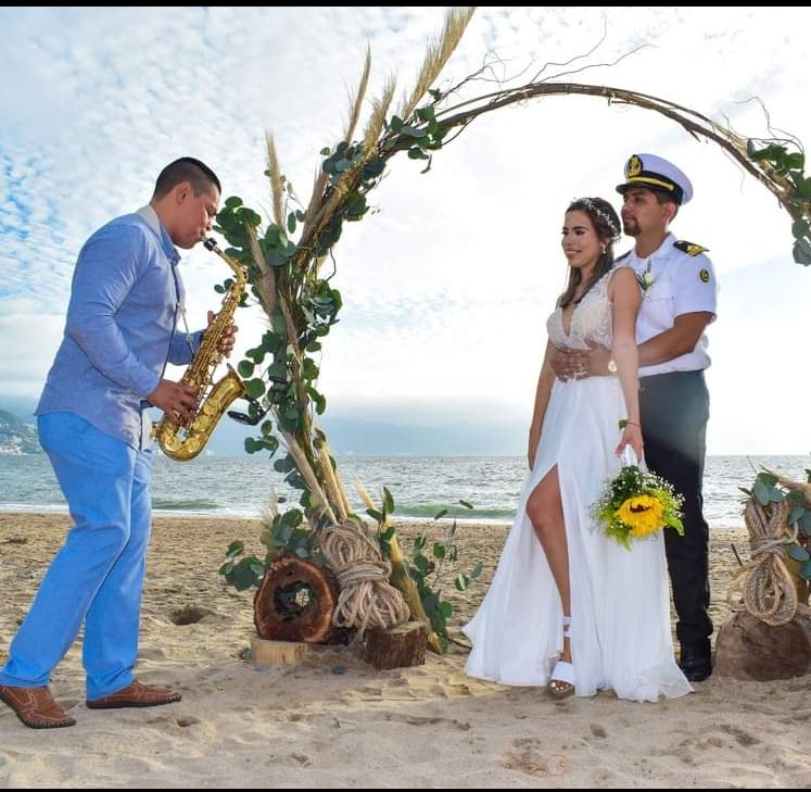 Saxofonista en boda en playa
