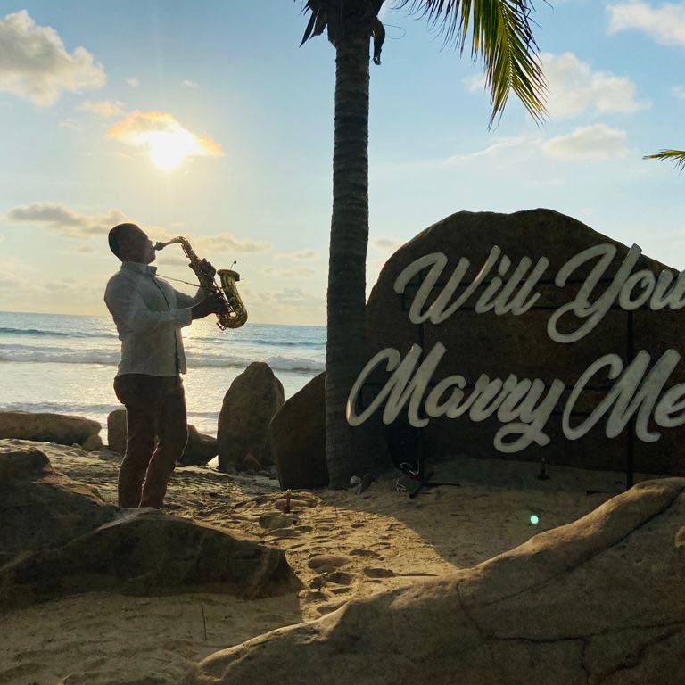 Saxofonista al atardecer