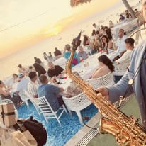 Saxofón en evento frente al mar